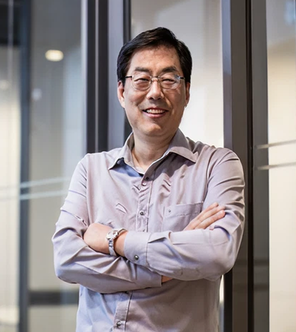 사내이사 윤재춘